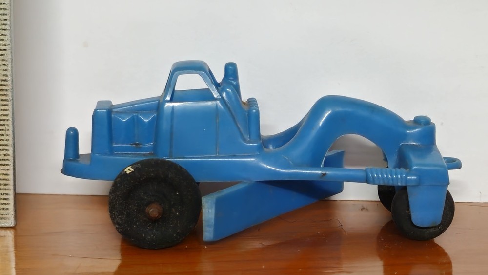 Manoil Hard Plastic Grader Construction Vehicle, P11 Rubber Wheels