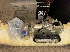 1:24 Conrad NZG Caterpillar 941 Crawler Kettenlader Silver Loader W/ Operator