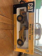 ERTL CAT Caterpillar 631E Wheel Tractor Scraper 1:50 Diecast Metal w/ Case