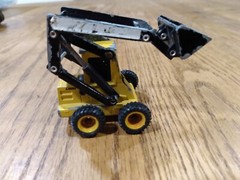 ERTL Mighty Movers New Holland L555 Skid Steer Loader DieCast 1:64
