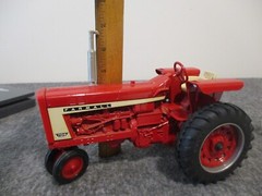 ERTL VINTAGE FARMALL 706 RED TRACTOR – DIE CAST – DECALS – EXCELLENT