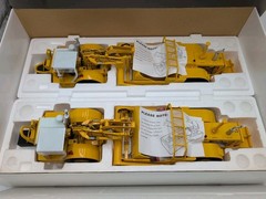 1/25 NIB First Gear International Harvester 433 Scraper Push Pull Set