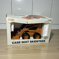 Ertl Case 90XT Skidsteer 1:16 Die-Cast Metal Replica Movable Bucket & Arms NIB