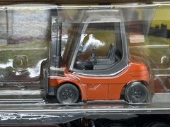 New-Ray 1:43 Long Haul Trucker Peterbilt Flatbed Forklift & Pallets – Model 387