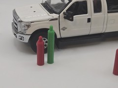 1/50 Scale Oxy/Acetylene Welding Gas Tanks in Red and Green *8 Pack*