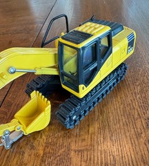 Galeo Komatsu PC200 Excavator 1:43 scale NIB