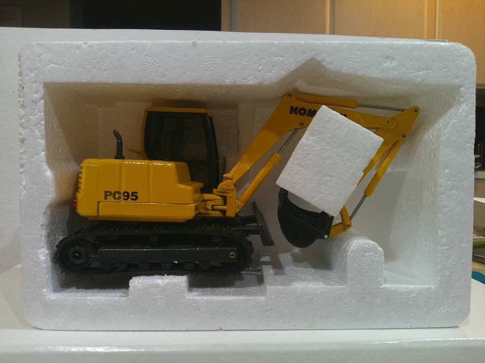 Old Cars Komatsu PC95 Track Type Backhoe & Blade 1/35 Scale Yellow Very Good