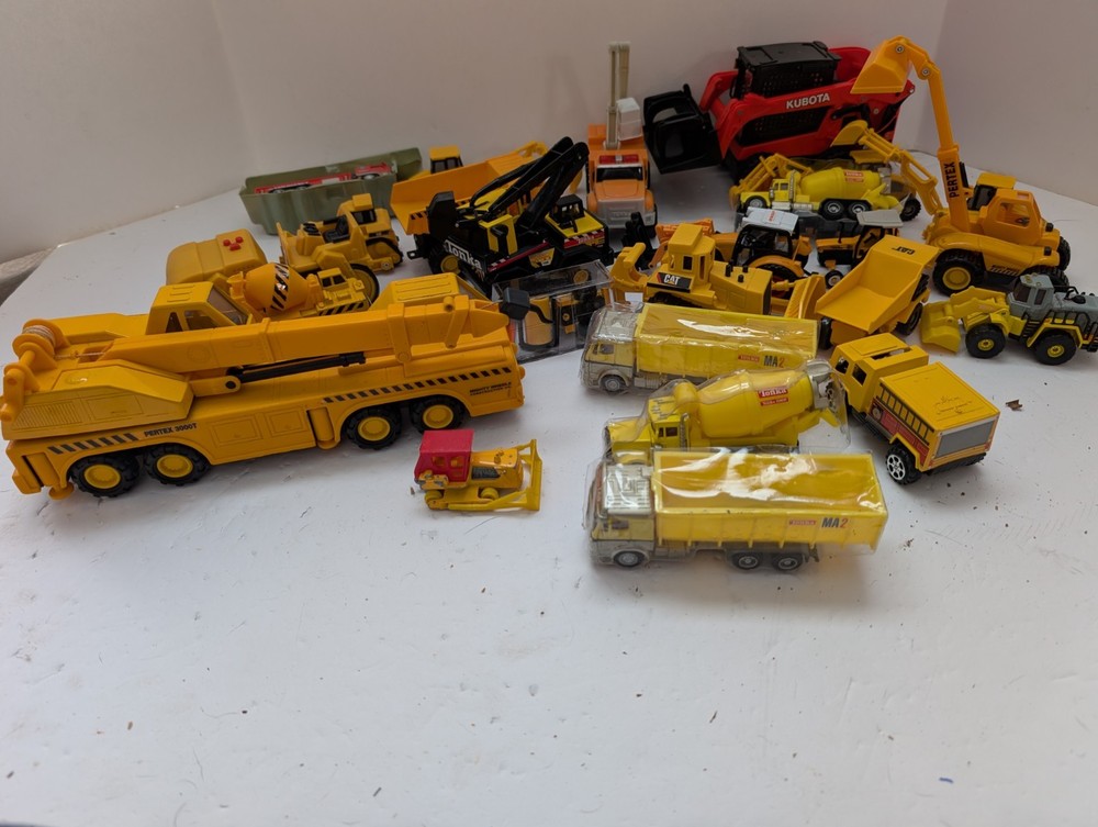 25 Piece Toy Box Heavy Equipment Lot Tonka Cat Kubota Caterpillar Dozer Loader