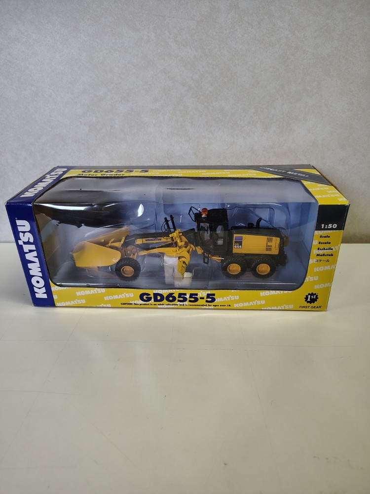 First Gear Komatsu Motor Grader GD655-5 1/50 Damaged