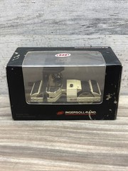 1/72 Ingersoll Rand Asphalt Roller Compactor DD-130 Construction Model Toy