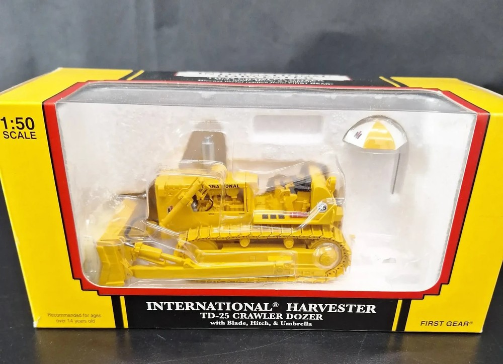 First Gear 50-3132 1:50 International TD-25 Dozer with Umbrella Blade and Hitch