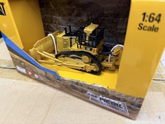 DM 1/64 Cat D11 Track Type Tractor Diecast Model Toy Gift NIB #84648