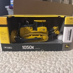 Ertl 45515 1:50 John Deere 1050K Prestige Edition Tractor Dozer