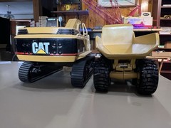 1/50th Scale Ertl Caterpillar 5080 shovel, D350D articulated truck