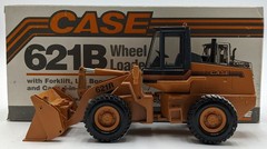Conrad 2426 1:35 Scale Case 621 Wheel Loader with 4-in-1 Bucket NIB