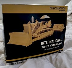 First Gear International TD-25 Crawler with Sheep’s Foot Compactor 1:25 Scale