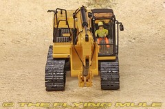Diecast Masters 1:50 320 Excavator