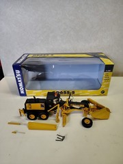 First Gear Komatsu Motor Grader GD655-5 1/50 Damaged