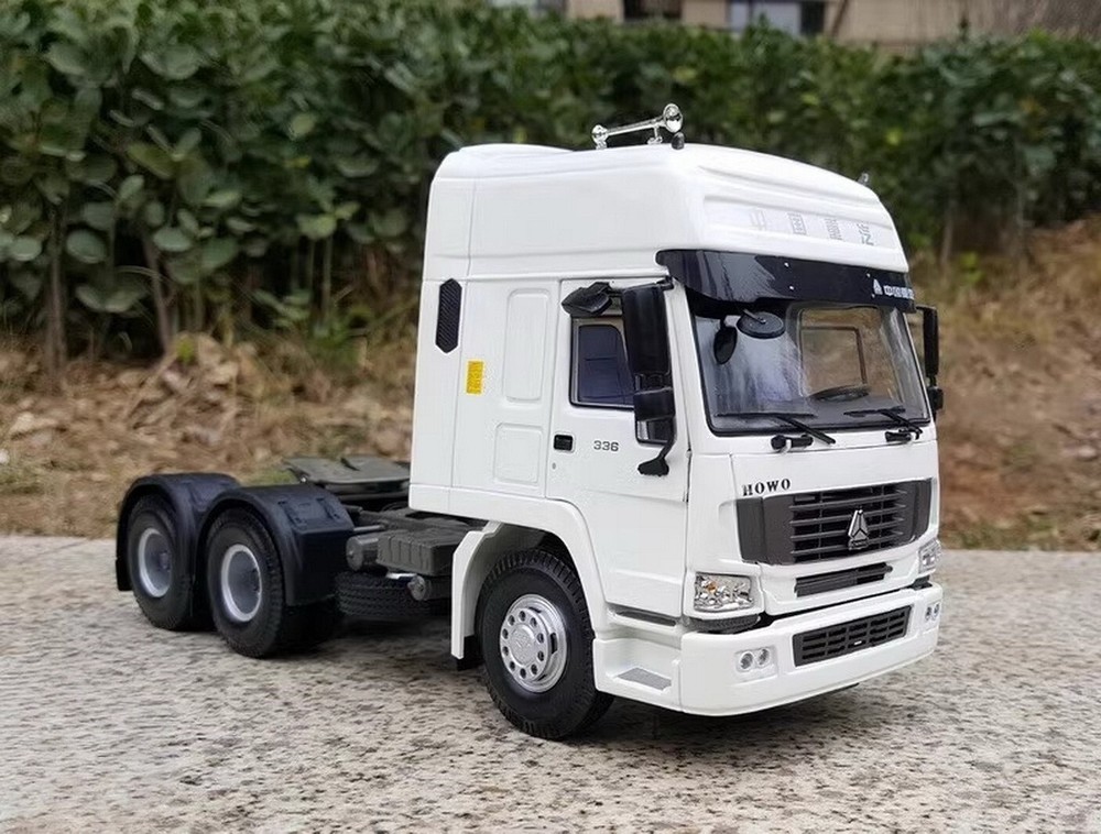 1/24 Scale HOWO 336 Truck White Diecast Car Model Toy Collection Gift