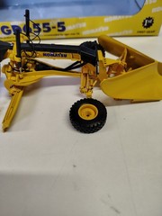 First Gear Komatsu Motor Grader GD655-5 1/50 Damaged