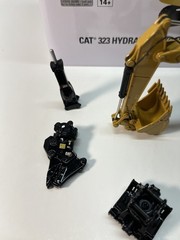 1/50 CAT Caterpillar 323 Excavator w/ Operator, High Line Diecast Masters 85657