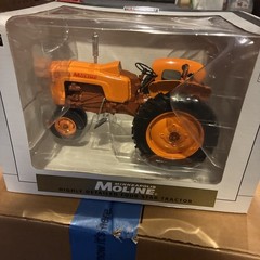 Spec Cast 1/16 High Detail Minneapolis Moline 4 Star Narrow Front Tractor SCT903