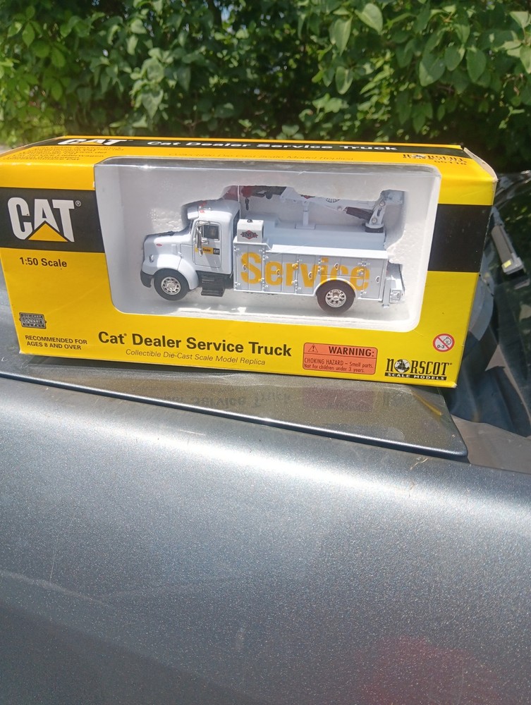 Peterbilt Model 330 CAT Dealer Service Truck Norscot 55118 1:50 NIB Caterpillar