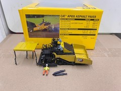 DM 1/50 Scale Cat AP655 Asphalt Paver Diecast Model Toy Gift NIB 85590MH
