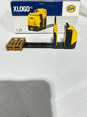 OM Xlogo AC Horizontal Order Picker By Old Cars 1/25th Scale