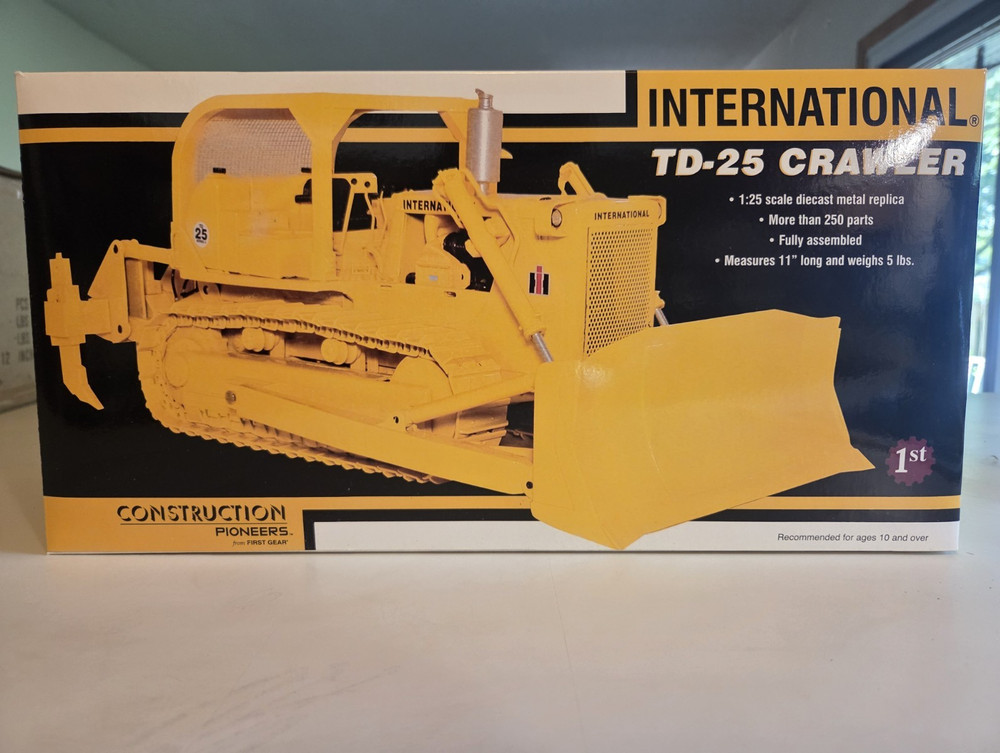 First Gear International TD-25 Crawler Dozer 1:25 Diecast Metal Yellow 79-0156