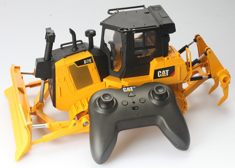 Diecast Masters 25002 1/24 R/C Caterpillar D7E Track-Type Tractor