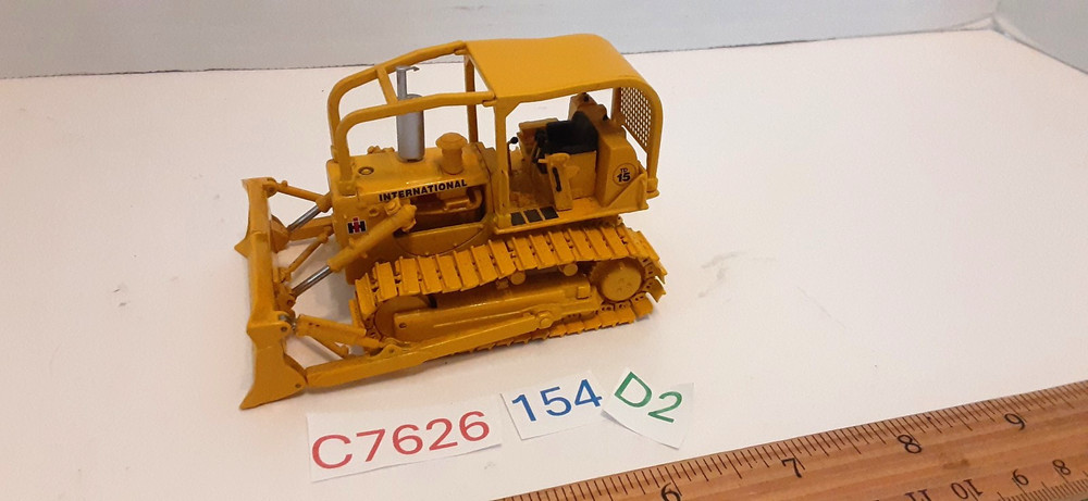 1:50 INTERNATIONAL HARVESTER TD-15 CRAWLER/DOZER W/Blade/Rops~ First Gear IH