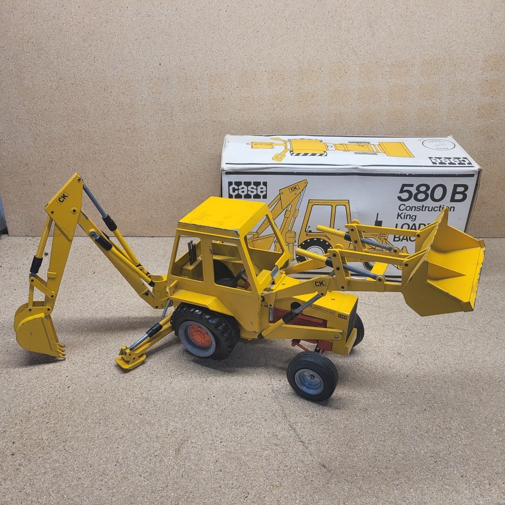 VTG Case 580B Construction King «Red Belly» Backhoe 1/16 – Gescha – W. Germany