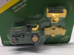 Ertl John Deere Model 425 Lawn & Garden Tractor w/Snow Blower & Deck #5745 1/32