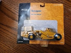 NEW SEALED Ertl 1:64 Scale Elevating Scraper Die Cast Metal