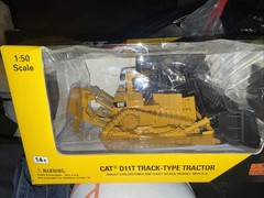 Norscot CAT D11T Track-Type Tractor 55212 1:50 Diecast Model Metal Tracks NIB