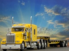 1/64 DCP KENWORTH W900L TRI AXLE W/ 72″ AEROCAB & TRANSCRAFT STEPDECK TRAILER