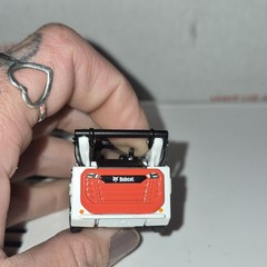 TOMY Toomies Bobcat S76 Skid Steer Loader 1:64 White/Black/Red 2023