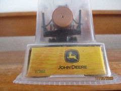 JOHN DEERE – ERTL, SEMI W/ LOG AND SKIDSTEER (37382); (unopened original box)