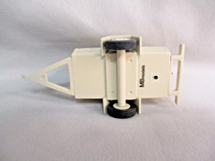 }MBM Model Portable Tow Air Compressor – white – 3D 1/48-1/50 scale (031-W)