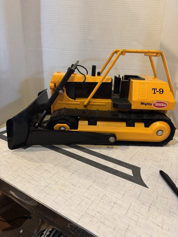 Vintage 70’s Mighty Tonka T-9 Bulldozer Pressed Steel Yellow 16”L Nice Shape