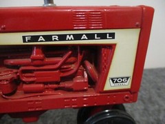 ERTL VINTAGE FARMALL 706 RED TRACTOR – DIE CAST – DECALS – EXCELLENT