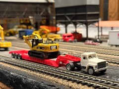 IH S-Line Semi Tractor w/Lowboy & CAT 320DL Excavator 1/87 HO Scale LN