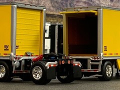 1/64 DCP YELLOW 28′ WABASH DRY VAN PUP TRAILER SET