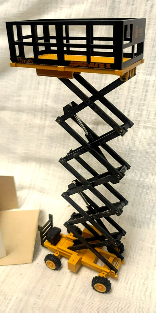GROVE CRANE SCISSOR LIFT PLATFORM Super MaX XXX Toy NZG Art No 334