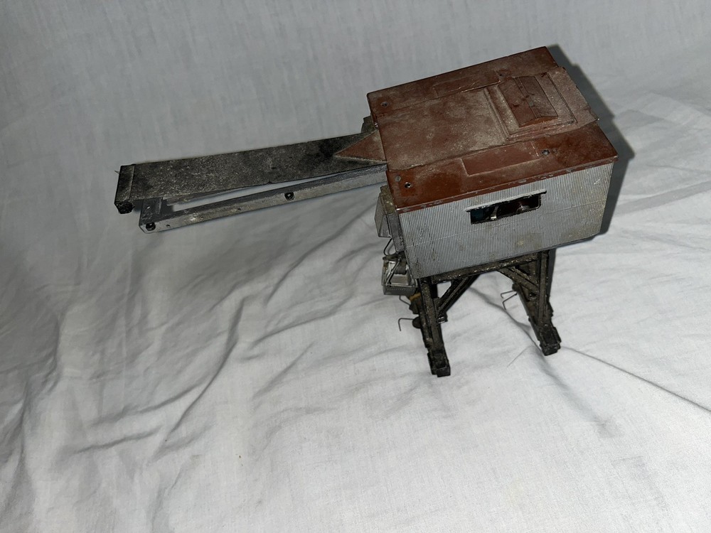 ODD RARE VINTAGE H.O. DIE CAST MOTORIZED CRANE / COAL LOADER FOR RESTORATION