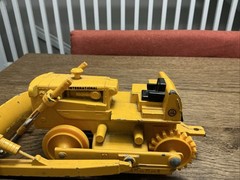 ERTL INTERNATIONAL HARVESTER TD-25 BULLDOZER 1/25 Scale – 1970’s-Missing Track