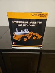 1/25 International Harvester IH First Gear 560 Pay Loader 15 Inches Yellow New!