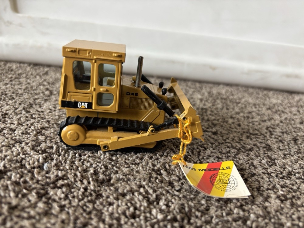 Cat D4E Kettendozer 1:50 scale in original box