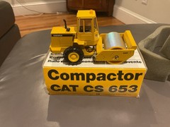 Conrad CAT CS 653 Compactor Model No. 2889 scale 1:50 Caterpillar W Germany NIB